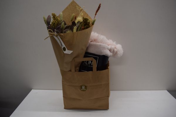 Kadobox met droogbloemboeket en dekentje roze