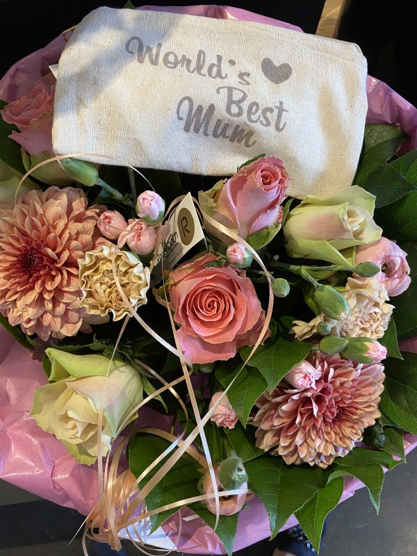 Boeket roze met 'best mum' toiletzakje